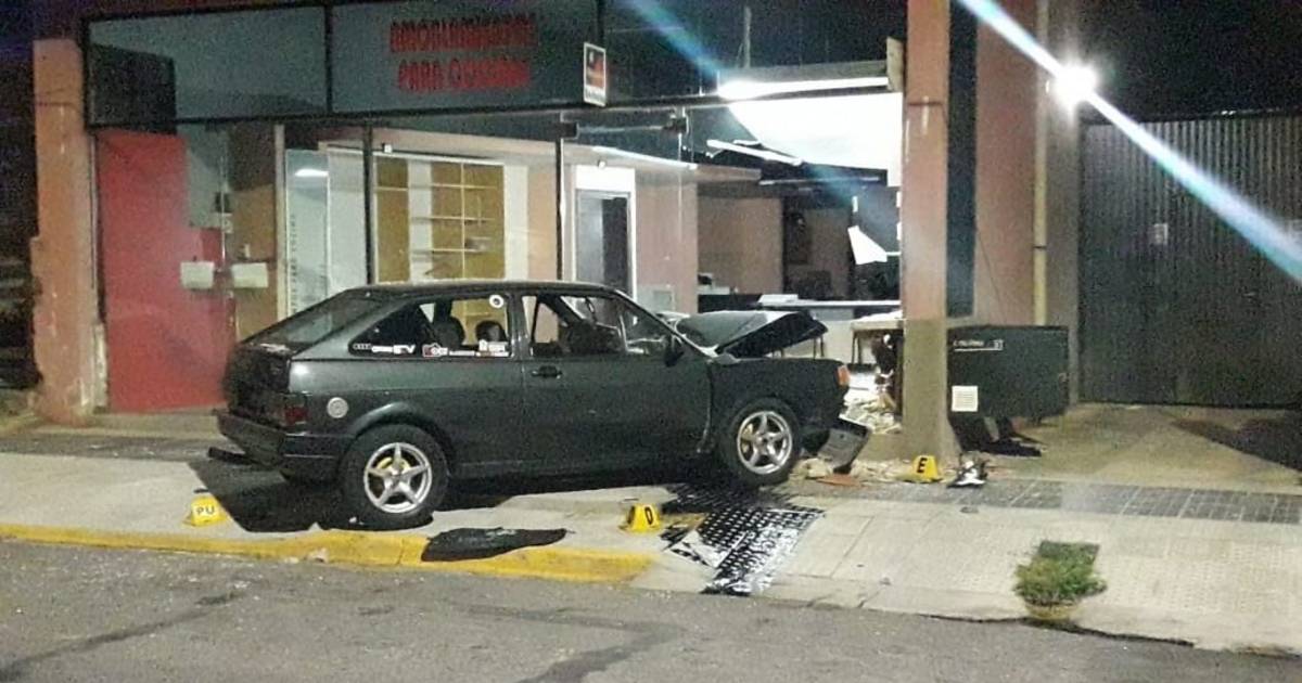 Un conductor perdió el control de su auto y chocó contra un comercio ...