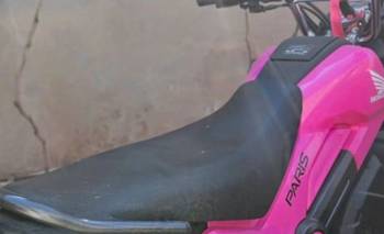 Le robaron una moto rosa del centro de San Luis: la dejó 30 minutos y desapareció