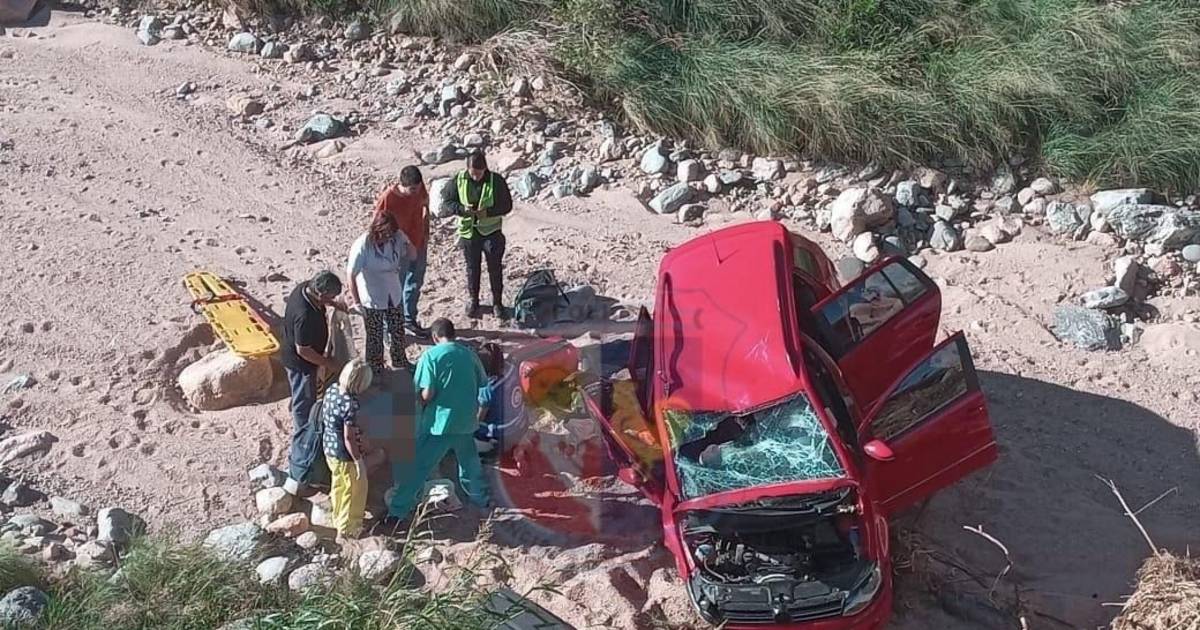 Un auto cayó debajo de un puente en Papagayos: hay tres heridos | El ...