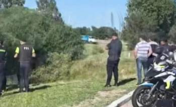 Una mujer apareció desnuda a la orilla de un río y dijo que fue abusada