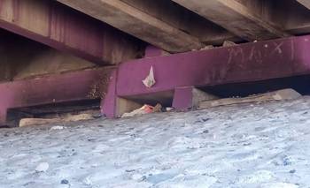 El puente derivador, entre el olvido, la oscuridad y la gente que duerme allí