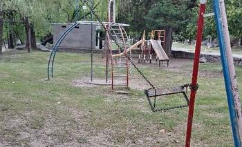 El triste adiós a la última hamaca que quedaba sana en la plaza de la costanera en Potrero