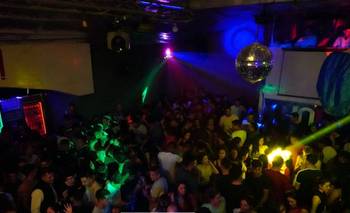 Salió a bailar, se le cayó una bola de espejos y empezó una odisea hospitalaria