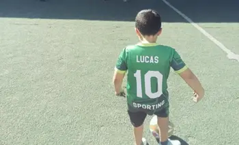 El peso de la camiseta: ¿Quién lleva puesta "la 10", el niño o el padre?