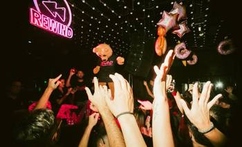 Con el oso recargado, la Rewind fest invita a una fiesta para rebobinar