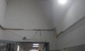 Paredes electrificadas y techos en riesgo: alarma en la Técnica 21