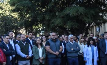 Caras largas y rostros preocupados por un reclamo docente en la gira de Poggi