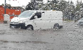Llovió muchísimo en una hora y la ciudad fue, otra vez, un caos