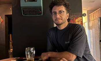 Ese autor que escribe con música de fondo