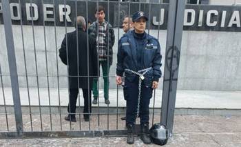 La Policía sin control: con su uniforme, una oficial se encadenó al Poder Judicial