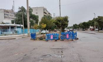 El olor a líquidos cloacales persiste en avenida Lafinur y genera malestar 