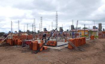 La Punta, entre entregas y reclamos: casas con grietas, desmontes y tensión política