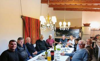 Asado y charla franca: amigos, dirigentes del PJ y con la calle en agenda