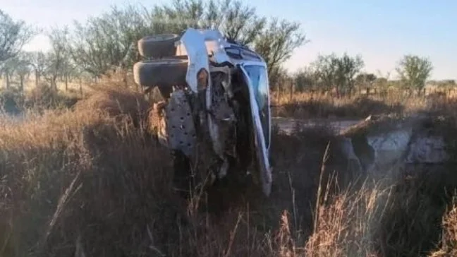 Un joven murió tras volcar con su camioneta