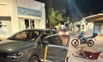 Tras un choque, un automóvil se incrustó contra un comercio