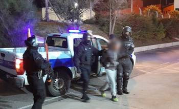 Se atrincheró con dos de sus hijos, amenazó con incendiar la casa y pidió 500 mil pesos