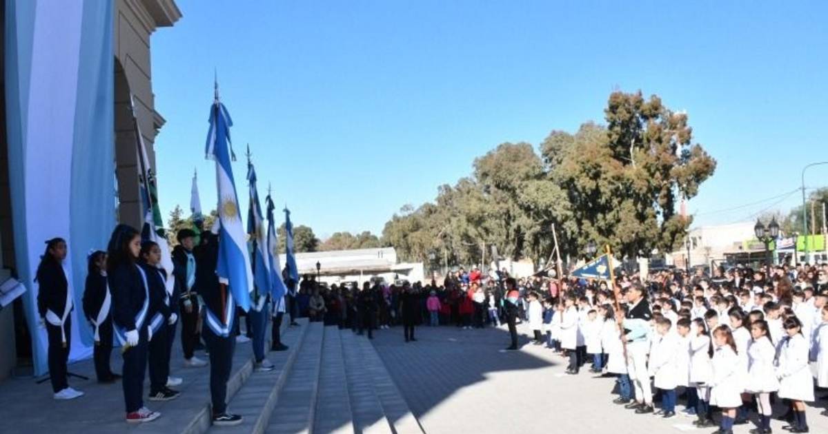 Estudiantes juraron lealtad a la Bandera en el Cine Teatro San Luis ...