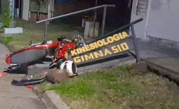 Murió una motociclista que chocó contra un cartel en el barrio Amppya