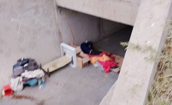 Camino a Terrazas de Portezuelo, un hombre duerme sin abrigo, adentro de un canal