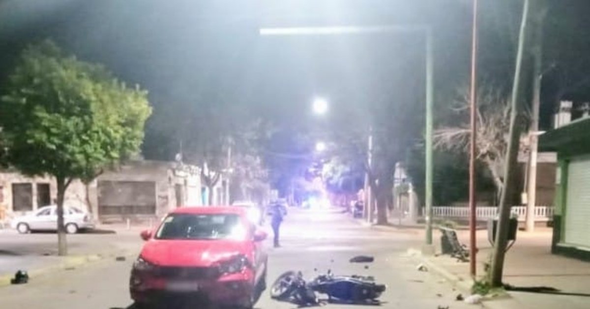 Piden rezar por la salud de un joven motociclista herido en un choque