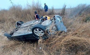 Una pareja resultó lesionada en un despiste y vuelco 
