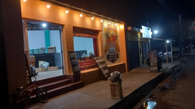 El sacrificio por el piso: robaron y destrozaron un flamante comercio