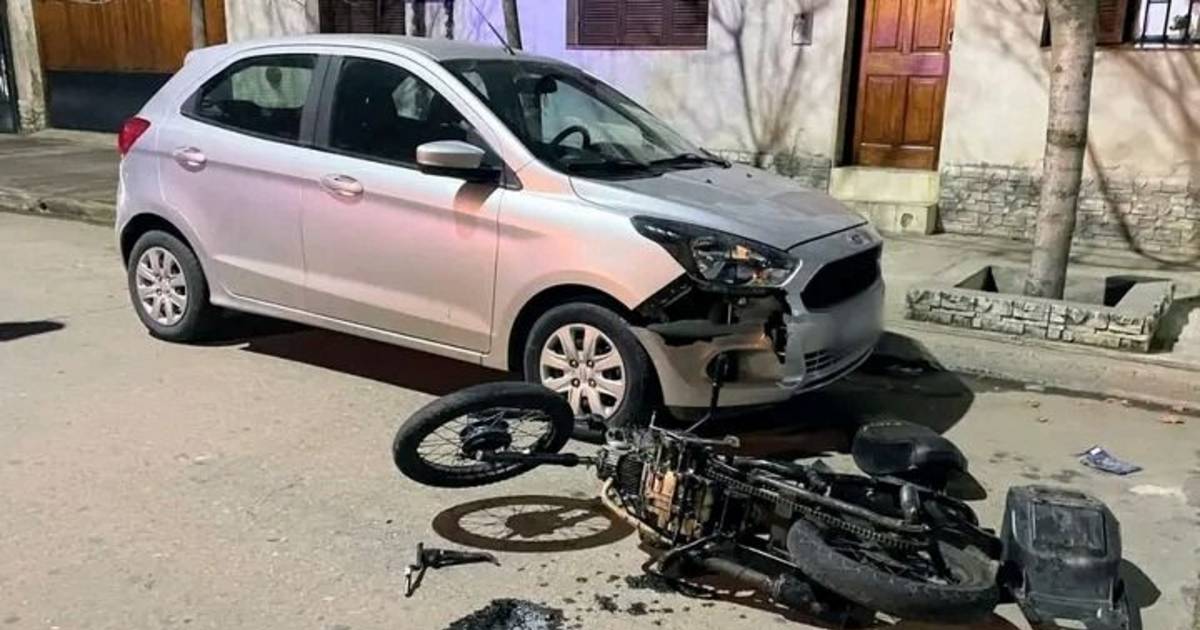 Dos menores demorados tras chocar un auto estacionado en su intento de fuga