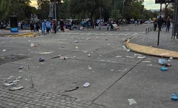 Los restos de los festejos en la plaza Pringles 