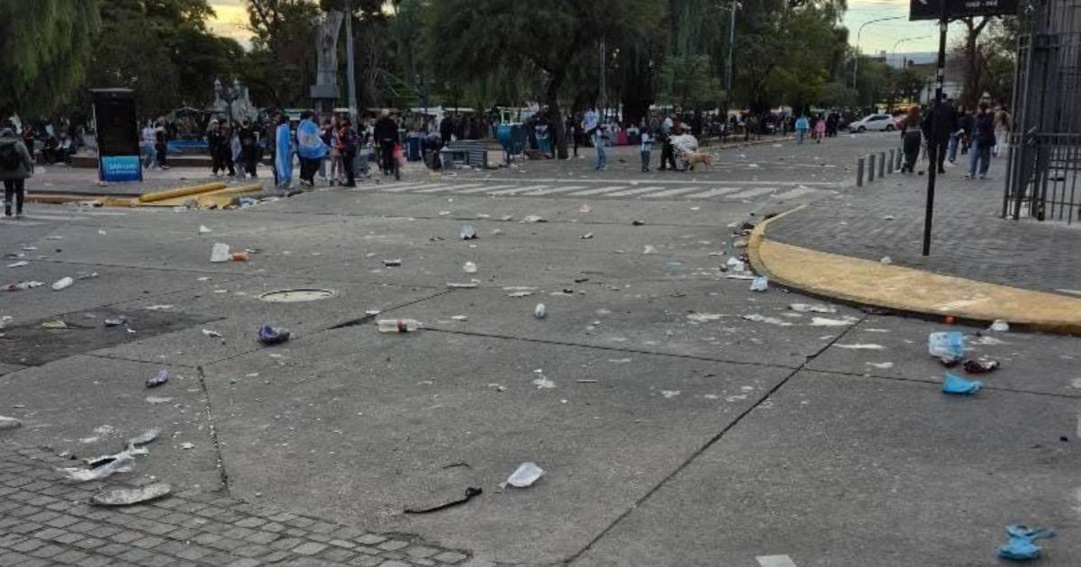 Los restos de los festejos en la plaza Pringles