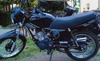 Aprovecharon que trabajaba para robarle la moto