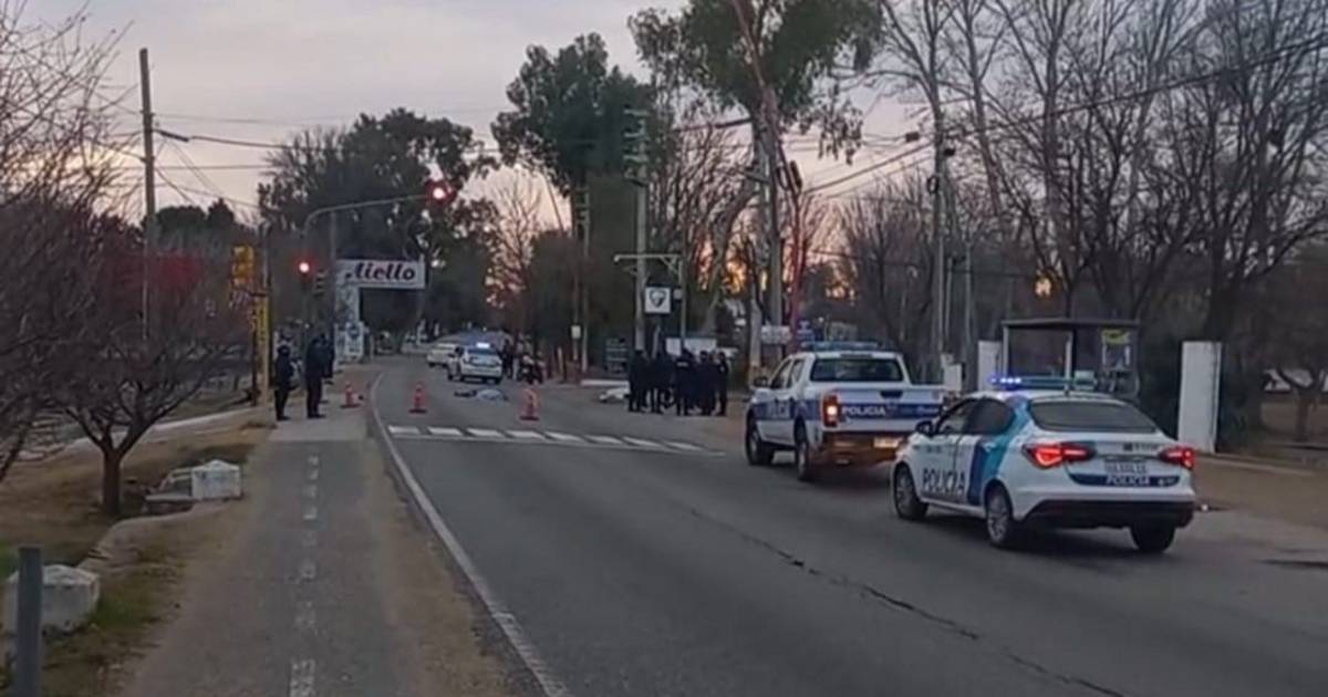 Cruzaba la ruta 20 y murió atropellado por una moto