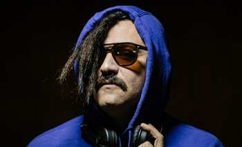 Vinos, vinilos y un clima mundialista con un dj chileno