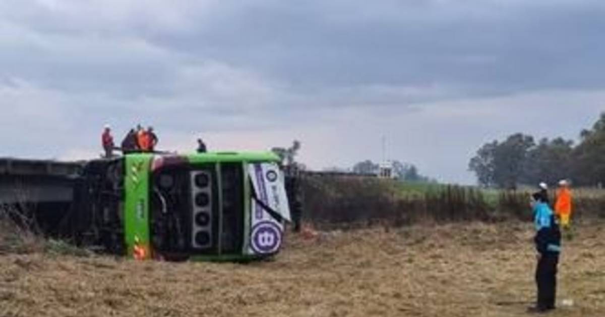 El viento causó la caída en un puente de un colectivo que salió de San Luis