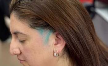 Una peluquería cambia la bandera del "Dibu" en la cabeza por alimentos