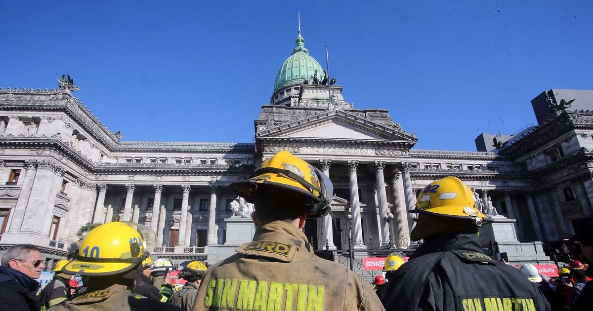 Protesta de Bomberos Voluntarios de todo el país frente al Congreso ...