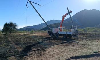 El viento derribó un poste y dejó sin luz a Villa de la Quebrada