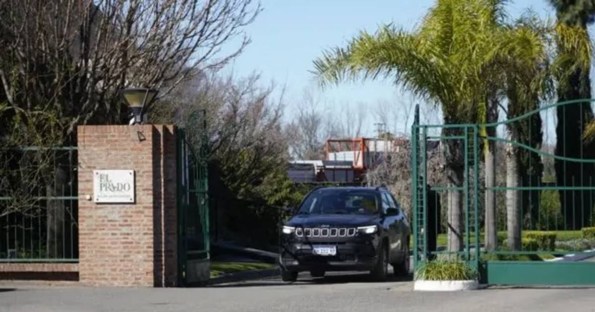 Bajo un estricto operativo, despiden los restos de Jorge Messi