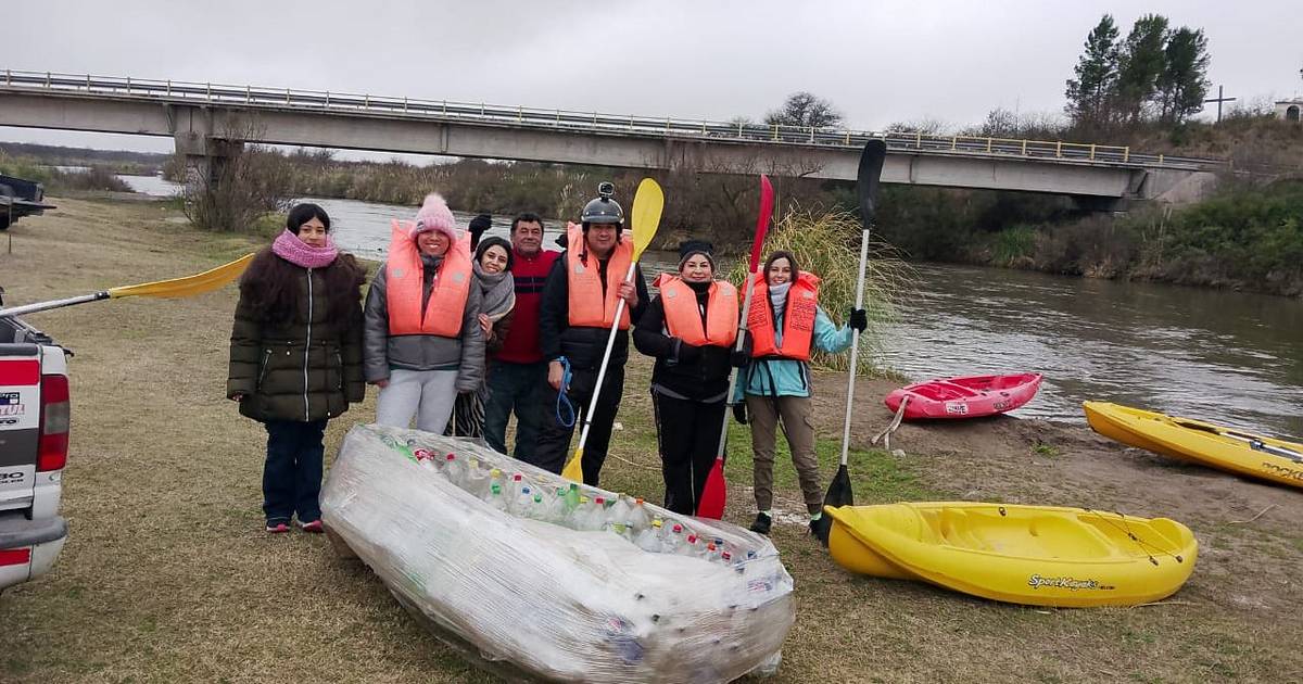 Un ecobote creado por alumnos de sexto grado navegó en el Río Quinto