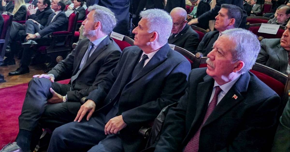 Entre el despilfarro publicitario y la crisis de los salarios estatales