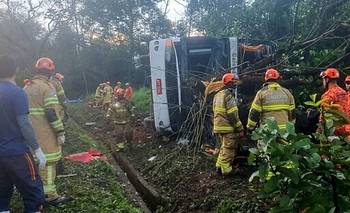 Tragedia en Brasil: volcó un micro turístico en Petrópolis y murieron al menos 10 personas