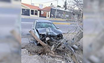 Alcohol, velocidad y un árbol: manejaba con 2,16 y el viaje terminó con tres heridos