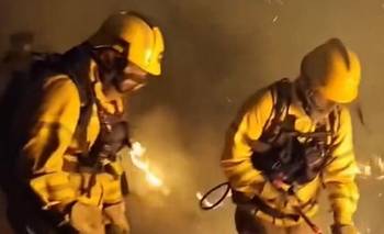 Con la colaboración de los vecinos, los bomberos controlaron un incendio en La Carolina