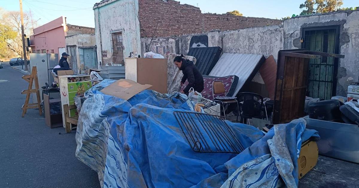 Durmieron en la calle tras un desalojo y piden ayuda del Gobierno