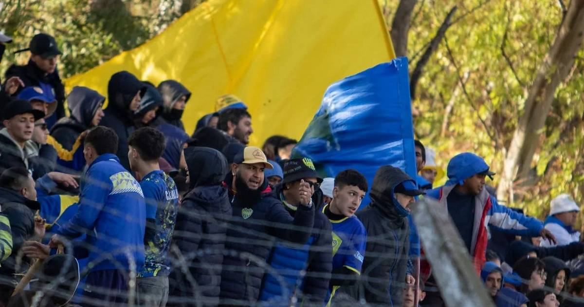 Los hinchas rompieron con la dirigencia por la decisión de jugar a puertas cerradas