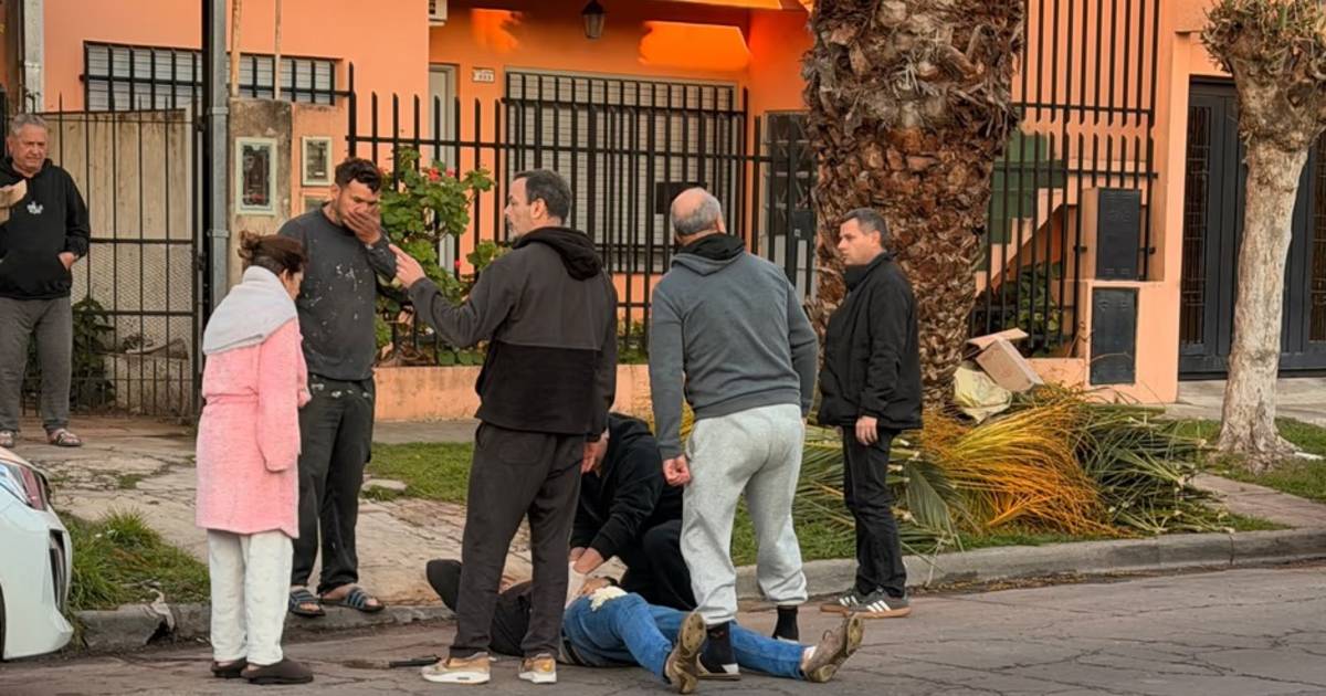 Robo, tiros y pánico en la puerta de una escuela: un herido