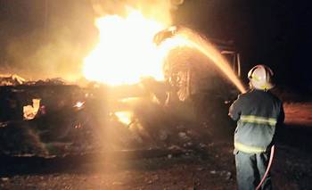 Un camión cargado con maderas fue destruido por un incendio