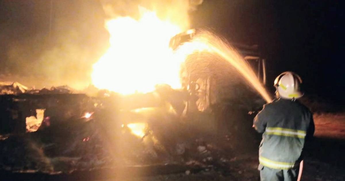 Un camión cargado con maderas fue destruido por un incendio