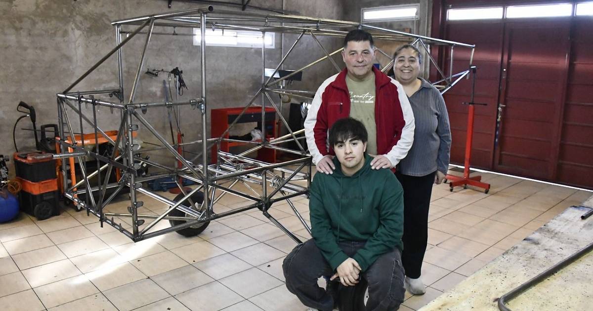 Una familia del barrio Lucas Rodríguez construye un avión en el garage de su casa