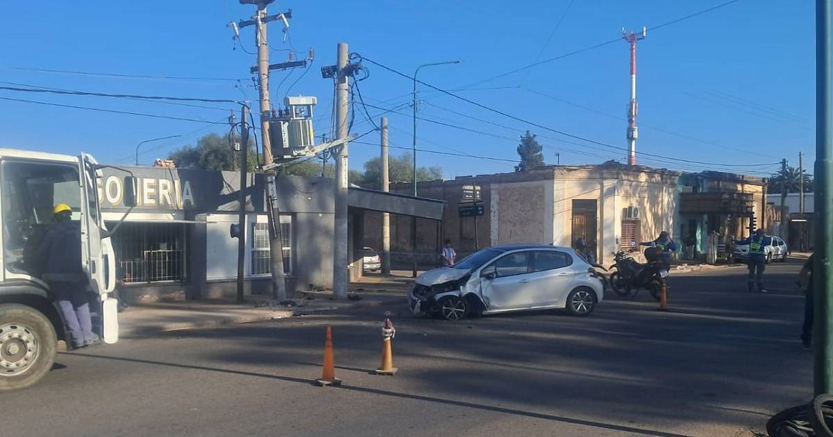 Impresionante choque: un automóvil quebró una columna de un transformador