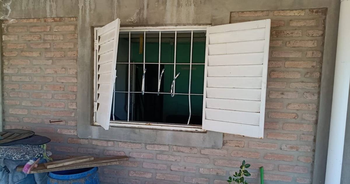 Hicieron un boquete en una ventana de Villa de la Quebrada y robaron varias cosas
